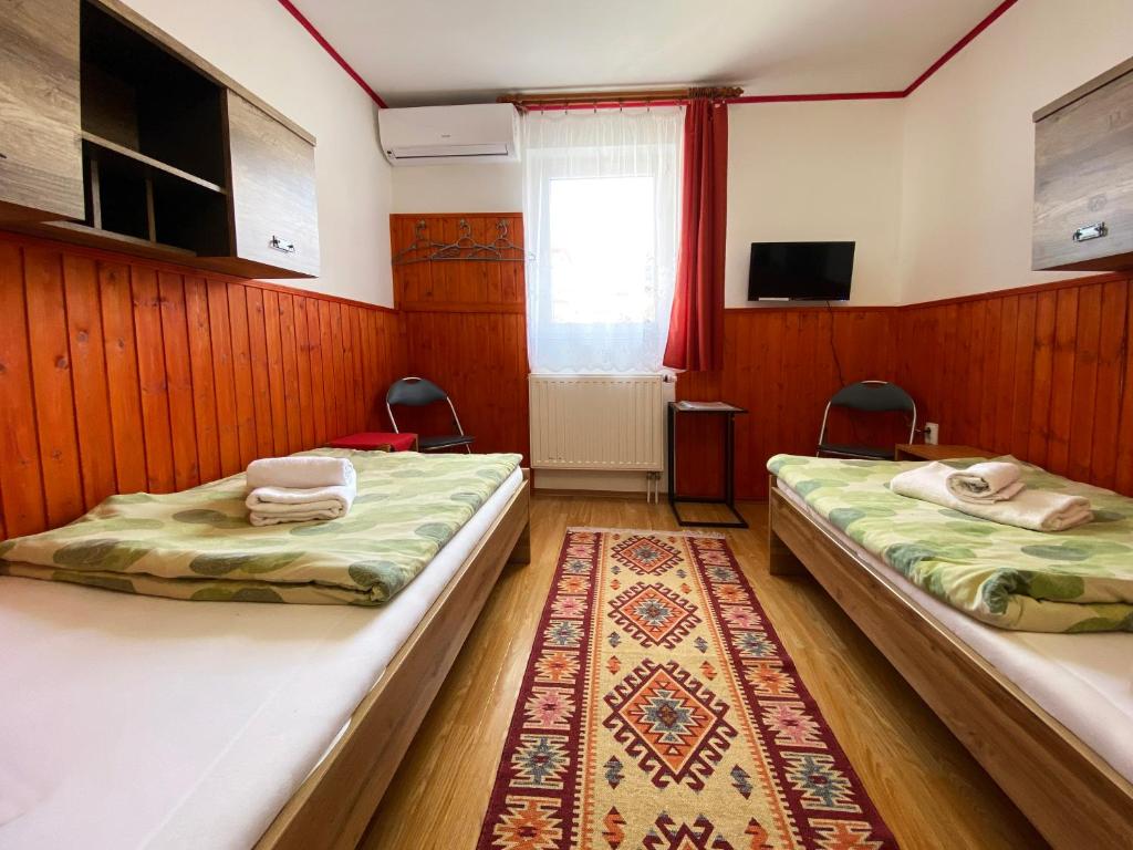 Postel nebo postele na pokoji v ubytování Hargita Panzio