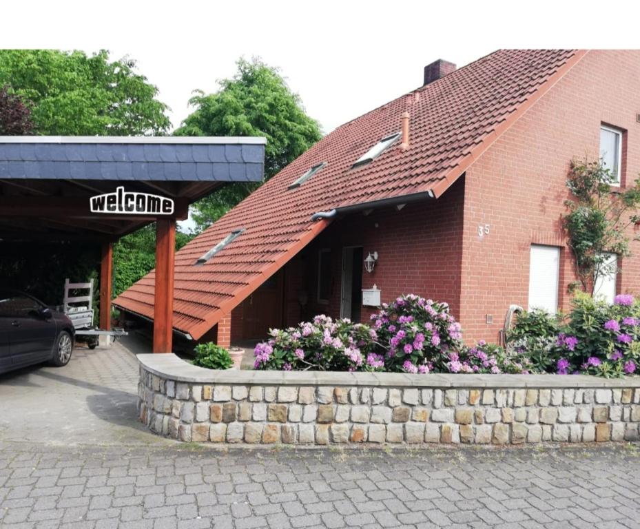 un restaurante con un edificio de ladrillo con un cartel. en Auerandzimmer, en Nienhagen