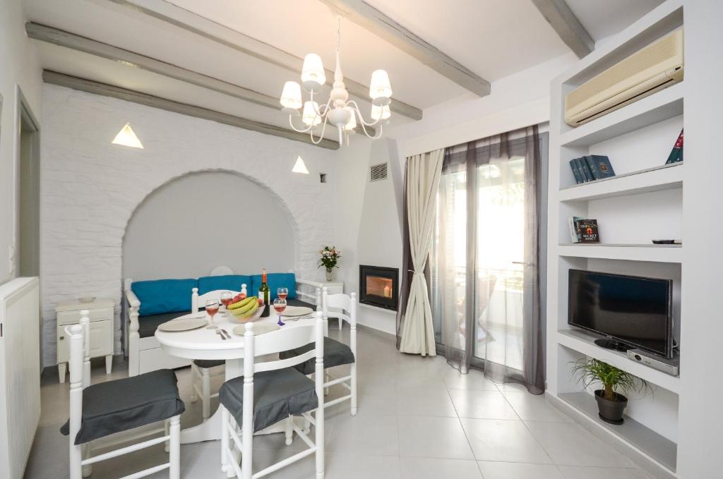 TV a/nebo společenská místnost v ubytování Santa Katerina Apartments & Studios