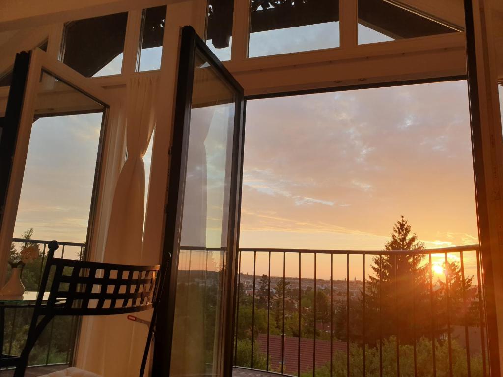 Východ nebo západ slunce při pohledu z bed and breakfast nebo okolí