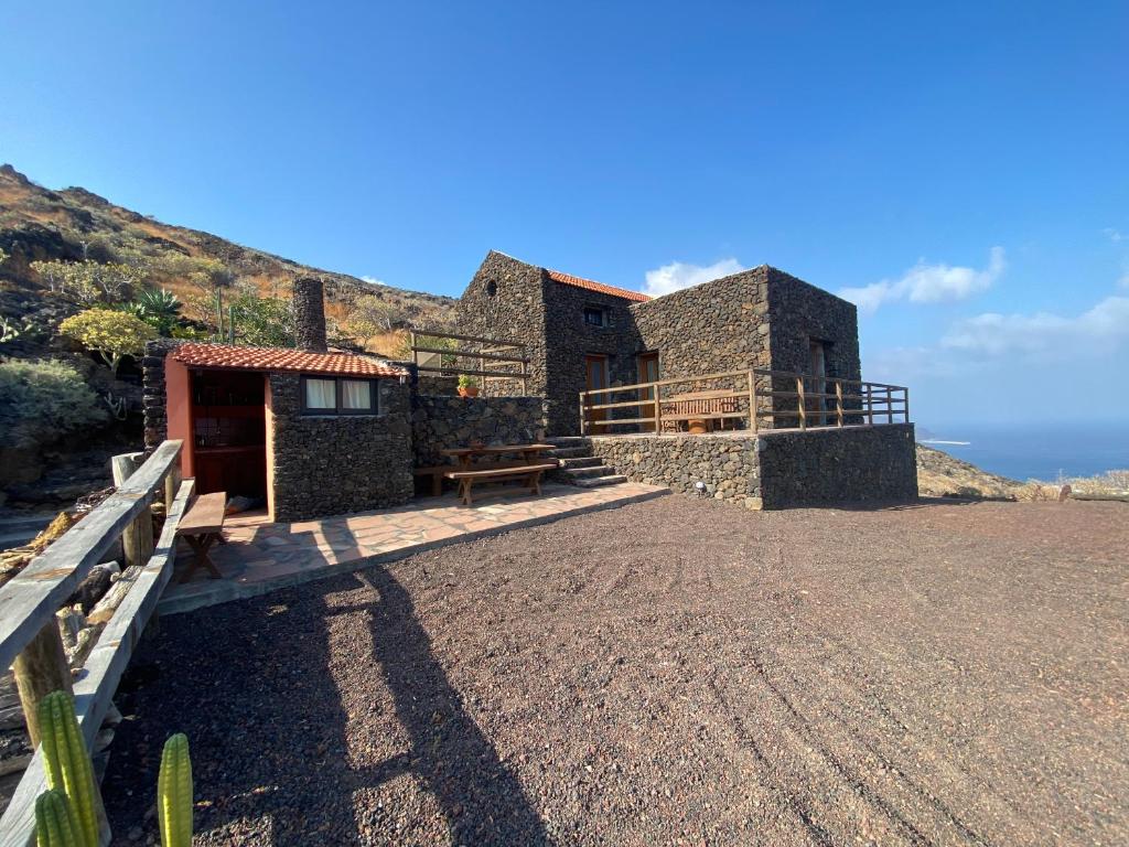 un edificio en la cima de una colina con el océano en Pajero Las Cadenas, en Valverde