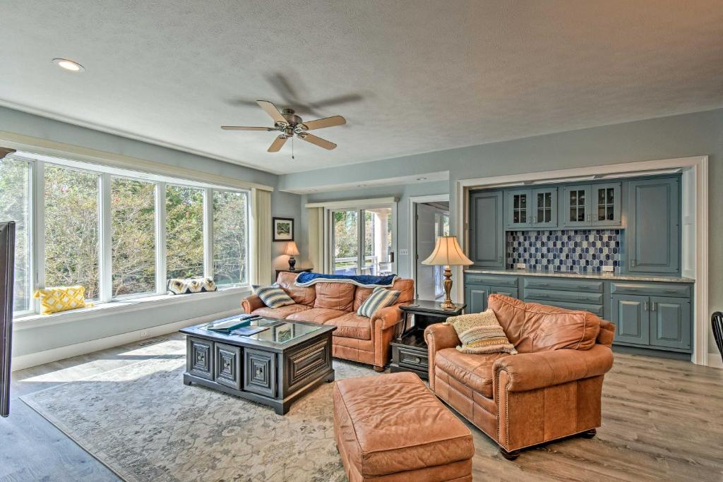 uma sala de estar com 2 sofás e uma ventoinha de tecto em Lake Keowee Condo with Balcony, Community Perks em Salem