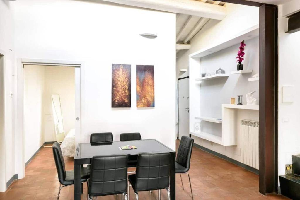 A seating area at River Rooftop-360°View, Private Parking, Pet, Baby
