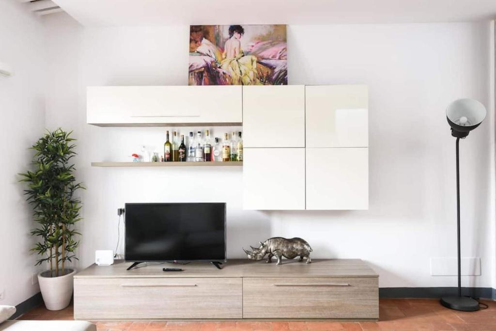 A television and/or entertainment centre at River Rooftop-360°View, Private Parking, Pet, Baby