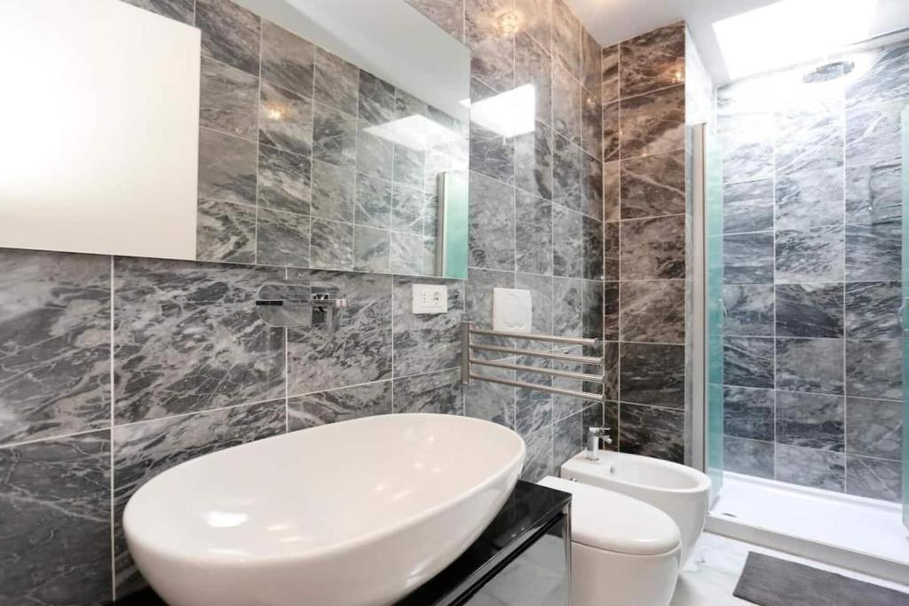 A bathroom at River Rooftop-360°View, Private Parking, Pet, Baby