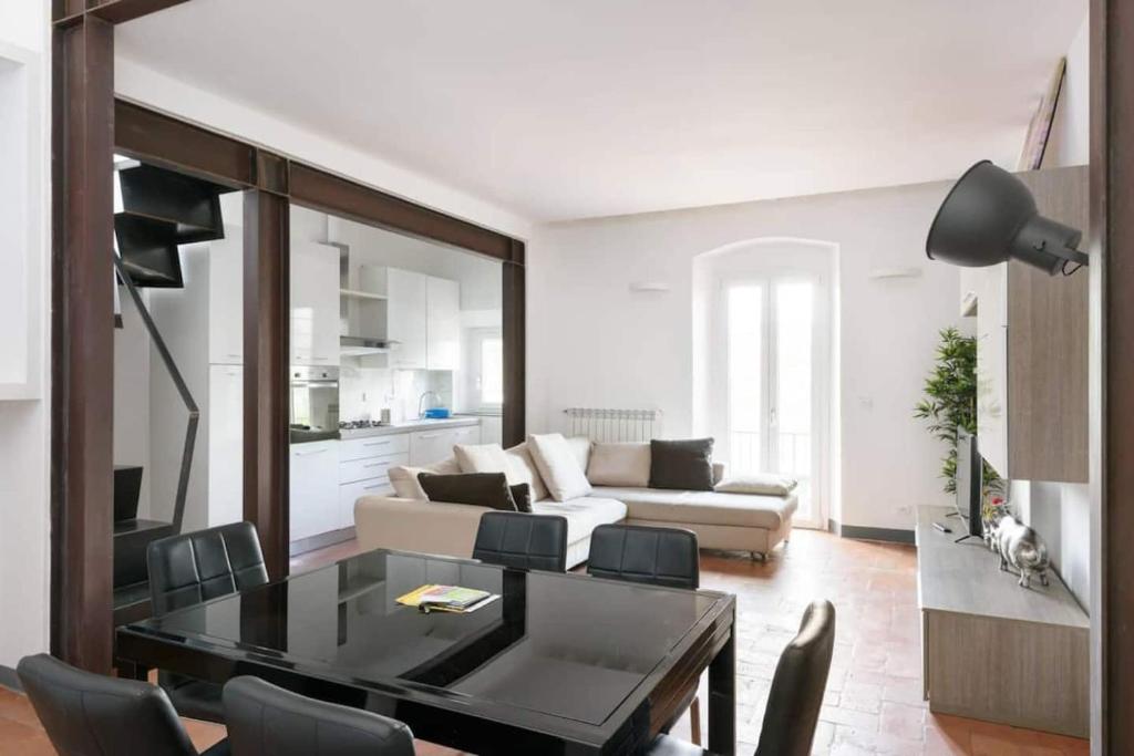 A seating area at River Rooftop-360°View, Private Parking, Pet, Baby