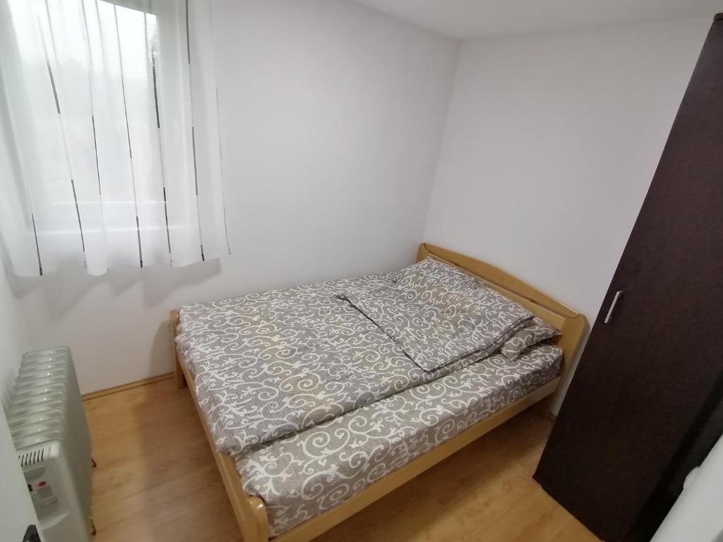 Postel nebo postele na pokoji v ubytování Vikendica Mladenović