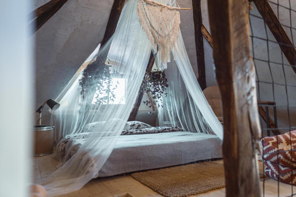 Nooks by AdyBeca - Balnaca Traditional Nook - Family Room With Private Bathroom