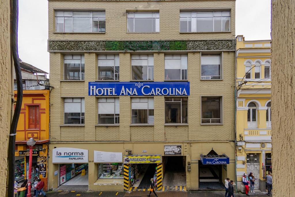 un edificio de ladrillo alto con un cartel. en Hotel Ana Carolina en Manizales