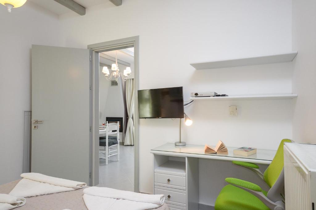 TV a/nebo společenská místnost v ubytování Santa Katerina Apartments & Studios
