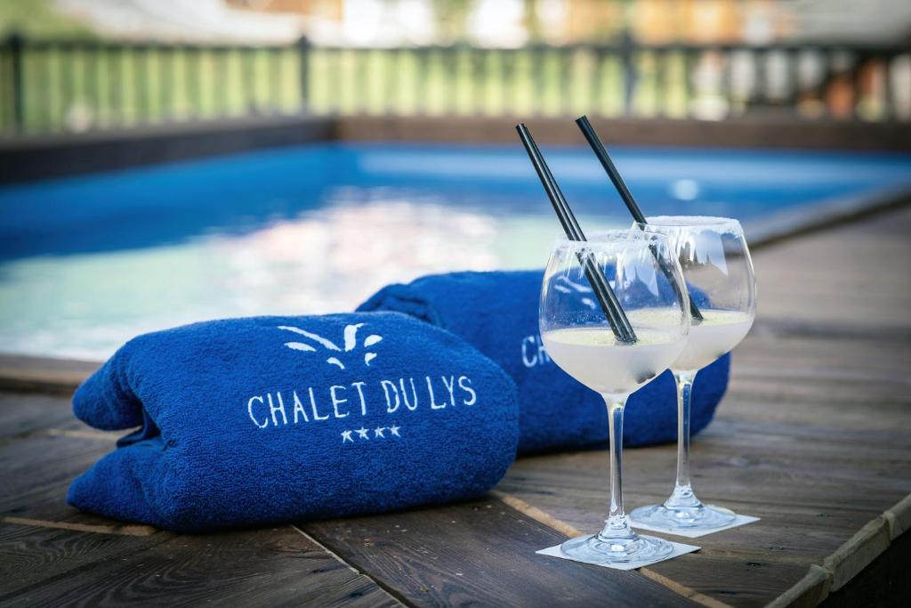 Poolen vid eller i närheten av Chalet du Lys Hotel & SPA