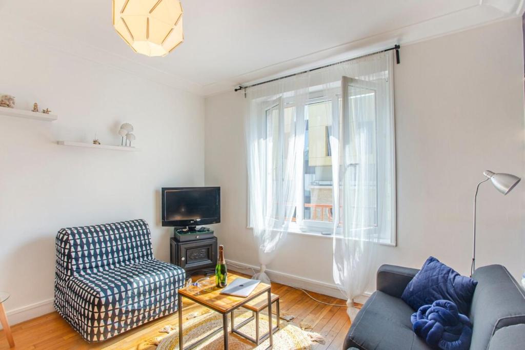TV a/nebo společenská místnost v ubytování L'Aparté HYPER CENTRE LUMINEUX