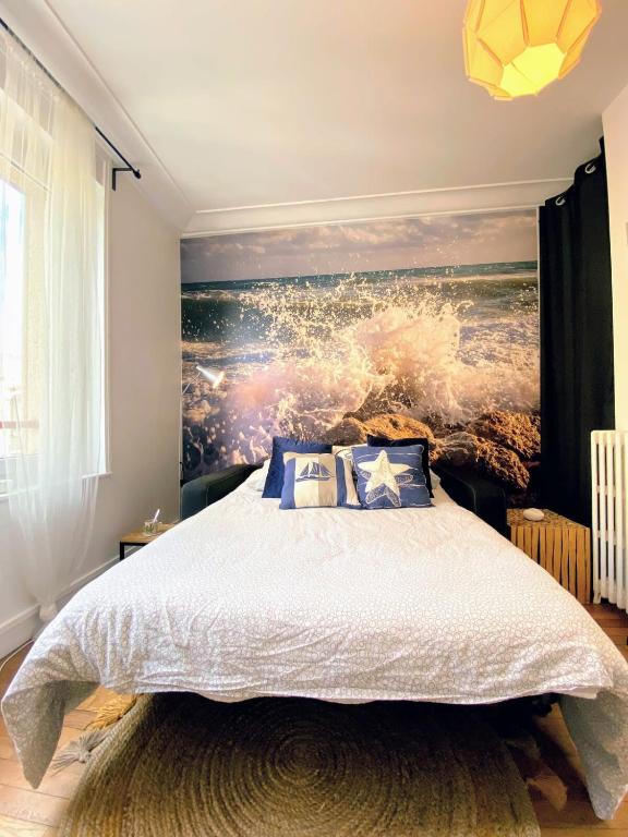 Una cama o camas en una habitaci&oacute;n de L&#39;Apart&eacute; HYPER CENTRE LUMINEUX