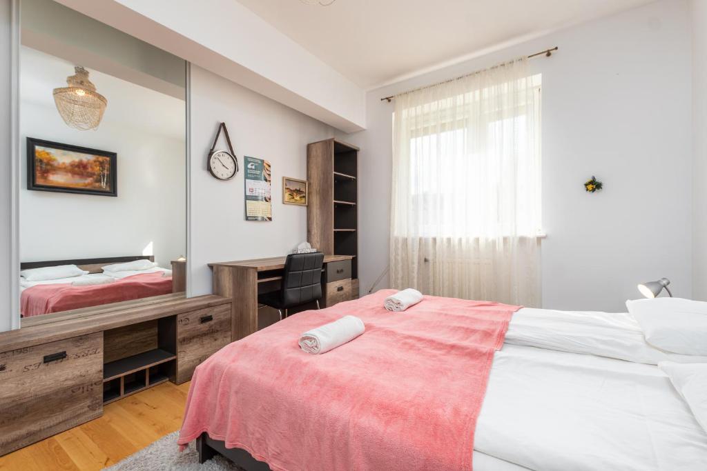 1 dormitorio con 2 camas, escritorio y ventana en Opaczewska 69 by Homeprime, en Varsovia