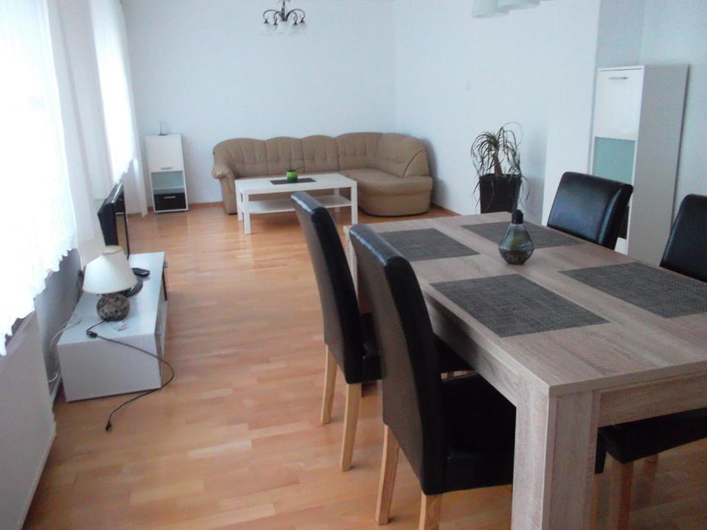 uma sala de estar com uma mesa e um sofá em Ferienwohnung Jürges em Northeim