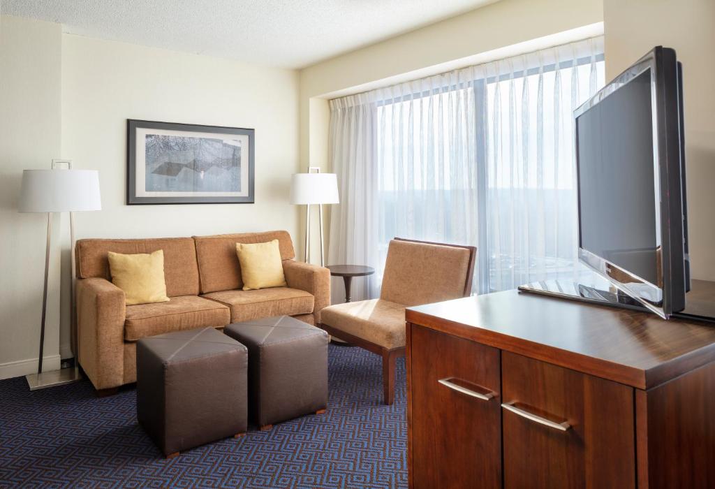 TV a/nebo společenská místnost v ubytování Hyatt Regency Lisle near Naperville