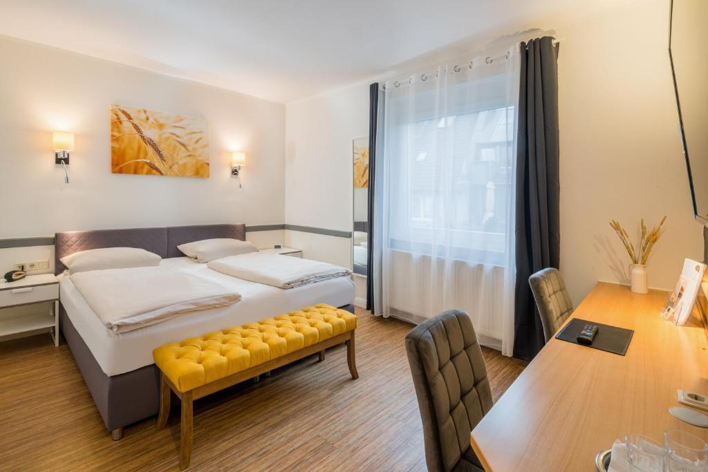 Un pat sau paturi într-o cameră la Schäfers Hotel, Self Check In, Cafe am Hotel