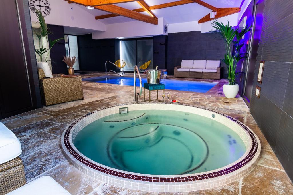 Bazén v ubytování Hôtel Spa La Truite Dorée nebo v jeho okolí
