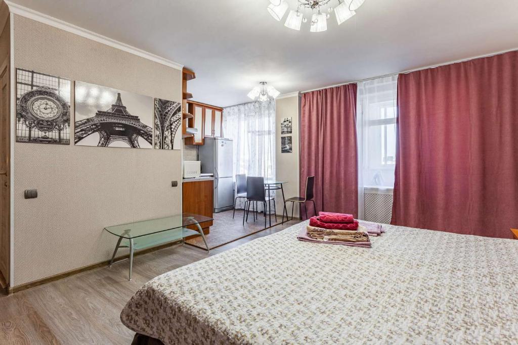 Habitación de hotel con cama, escritorio y mesa. en Business Brusnika Apartments Arbatskaya, en Moscú