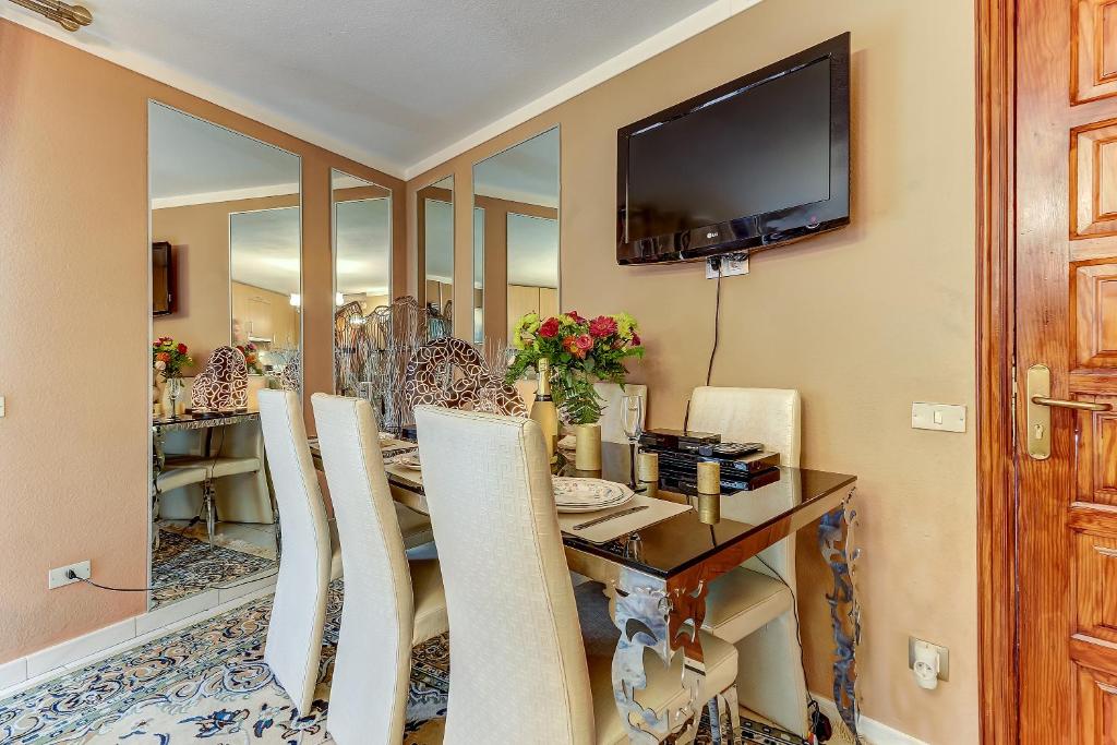 TV a/nebo společenská místnost v ubytování Mordelliya Private Jacuzzi Suites