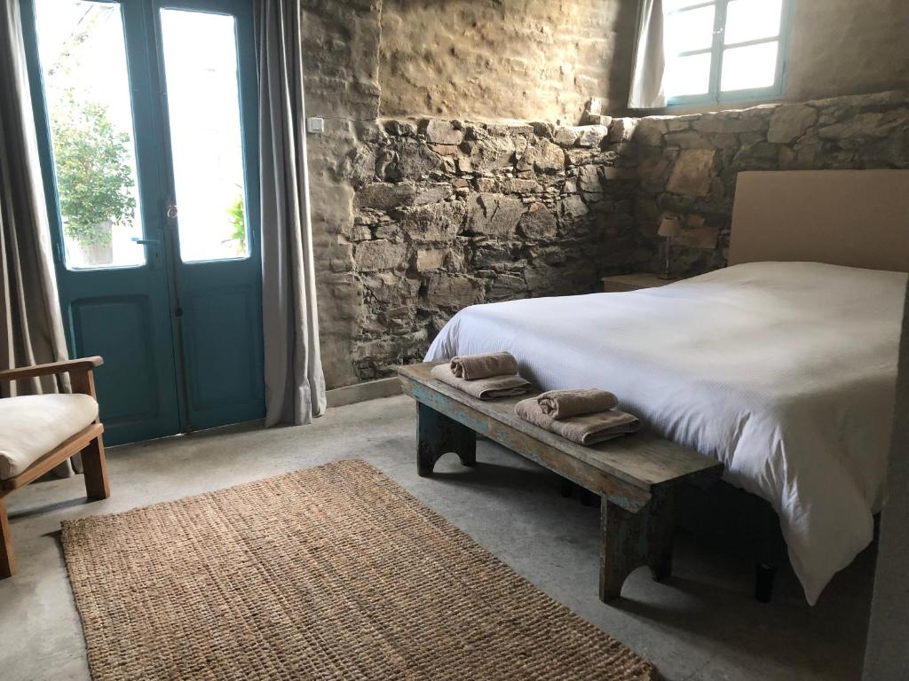 Una cama o camas en una habitación de La Cuchilla Casa de Campo