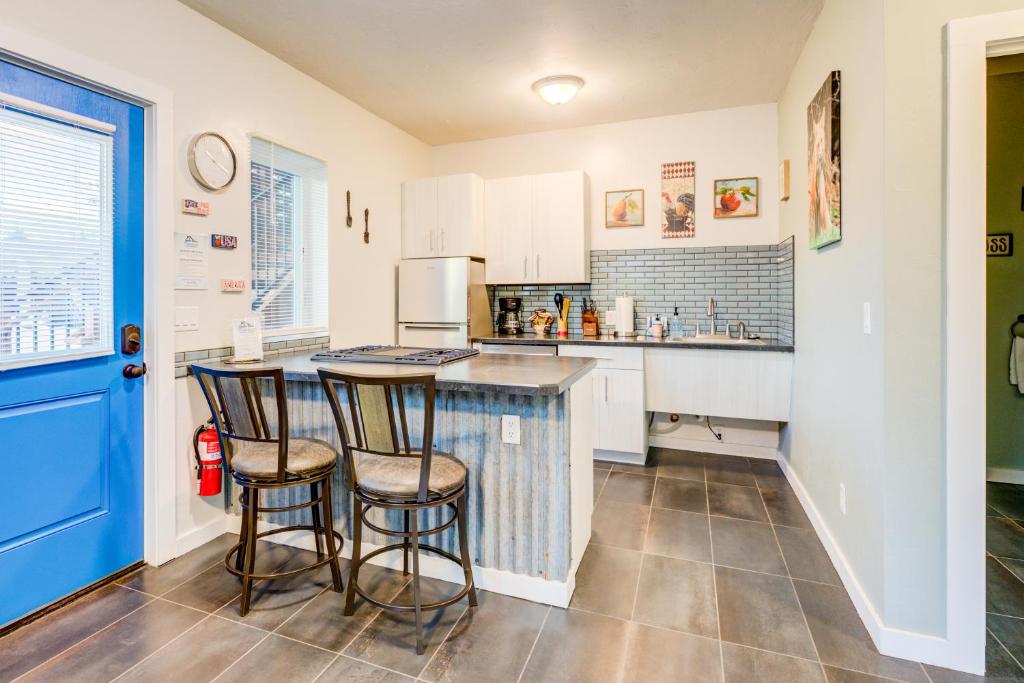 una cucina con bancone e 2 sgabelli da bar di Castle in the Sky Unit Y a West Yellowstone