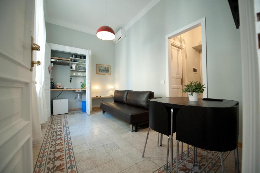 uma sala de estar com um sofá e uma mesa em Cassiodoro19 em Roma