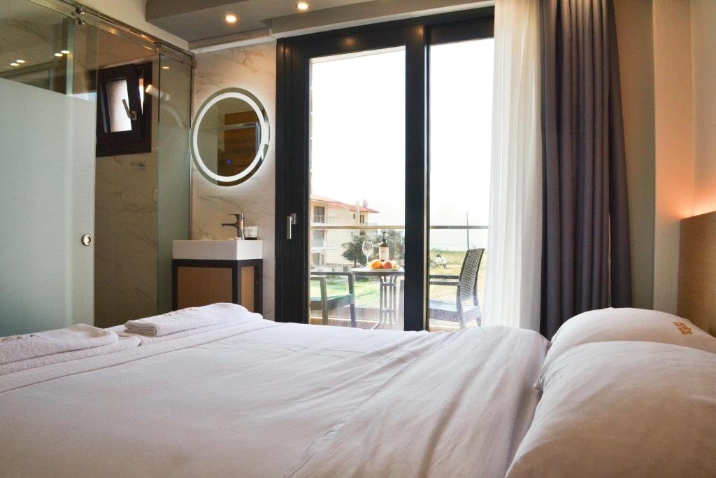 Postel nebo postele na pokoji v ubytování Artline Luxury Suites