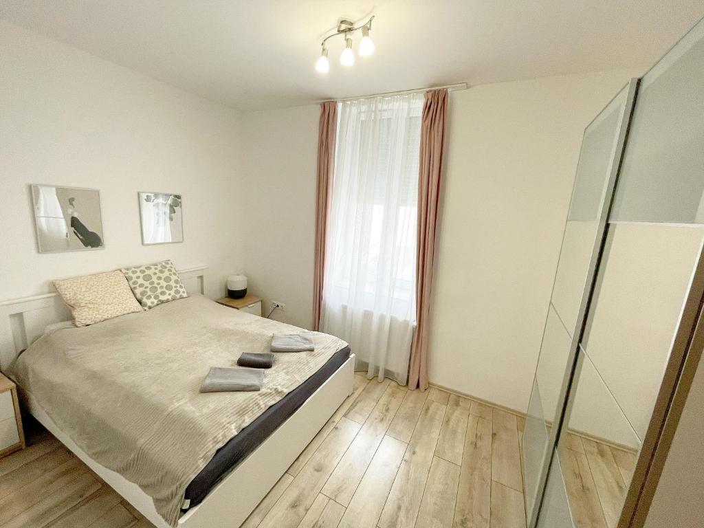 Postel nebo postele na pokoji v ubytování Luxury City Central Wellness Apartman