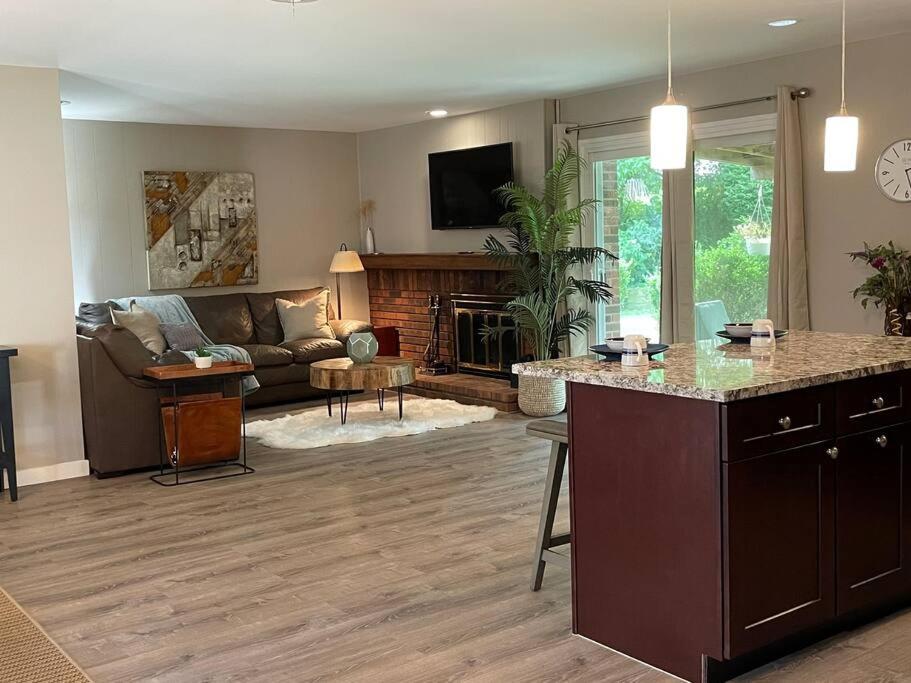 Comfortable 4 bedroom/spacious ranch home. - Housity