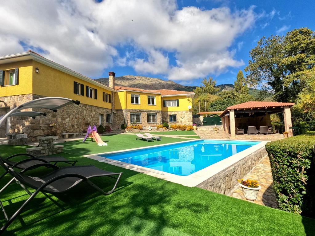 a backyard with a swimming pool and a house at El huertar de Valentín in Valdemanco