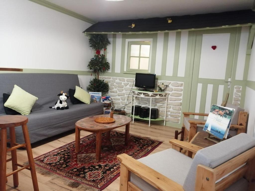 a living room with a couch and a table at Gîte Les Grenouilles in Honfleur