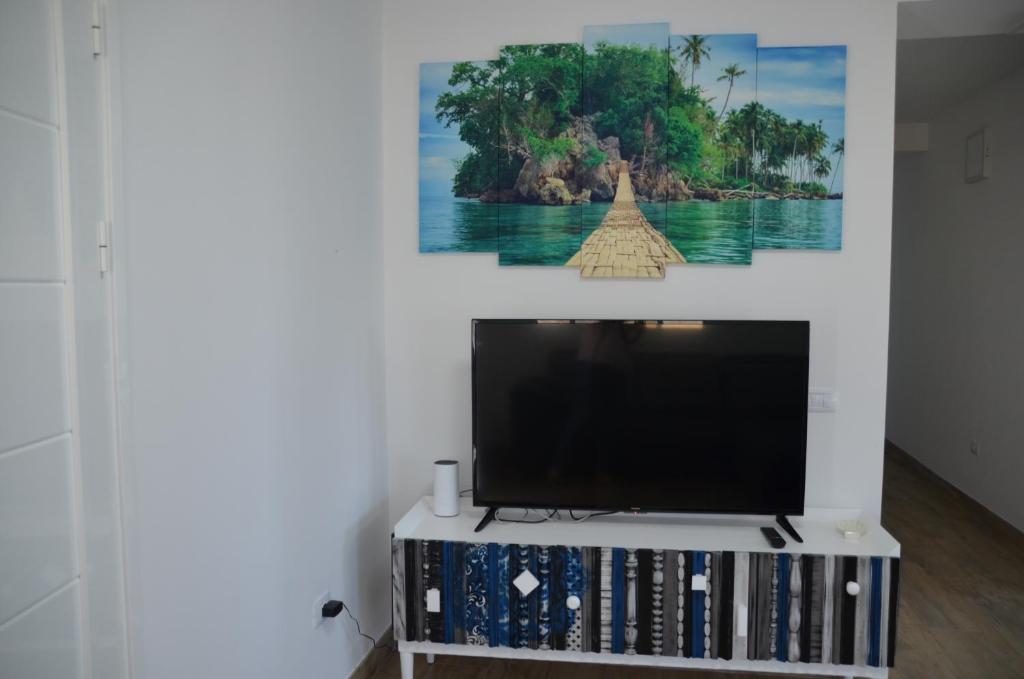 Televízia a/alebo spoločenská miestnosť v ubytovaní CASA MAR AZUL