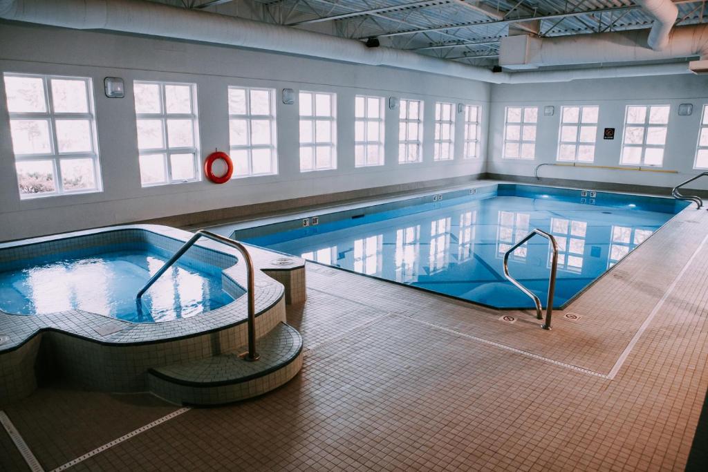 The swimming pool at or close to Coast Canmore Hotel & Conference Centre