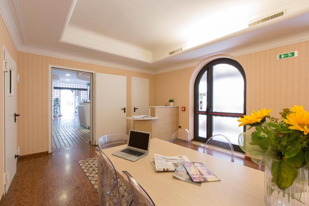 TV a/nebo společenská místnost v ubytování Ristorante Hotel Lucia - 100 mt dal mare