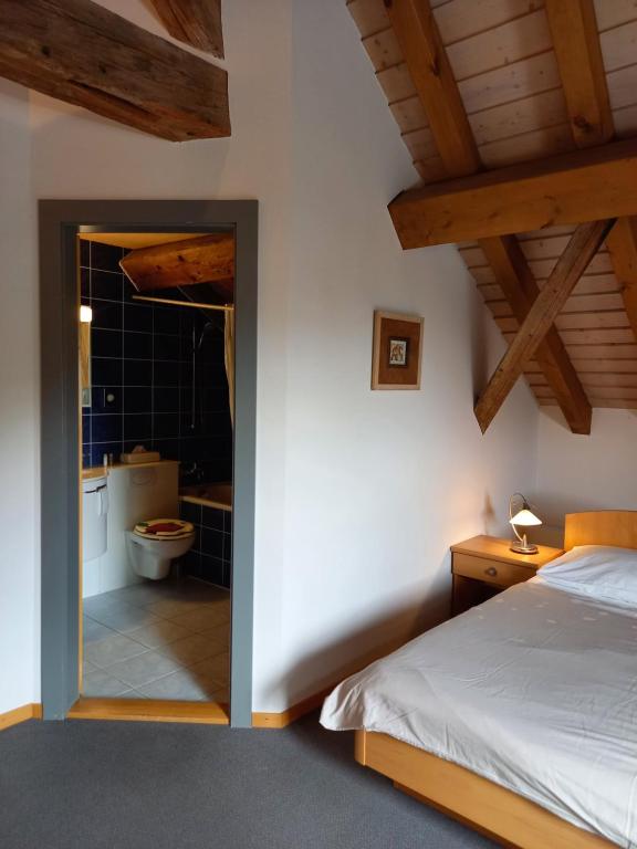 Postel nebo postele na pokoji v ubytování Auberge d'Etoy
