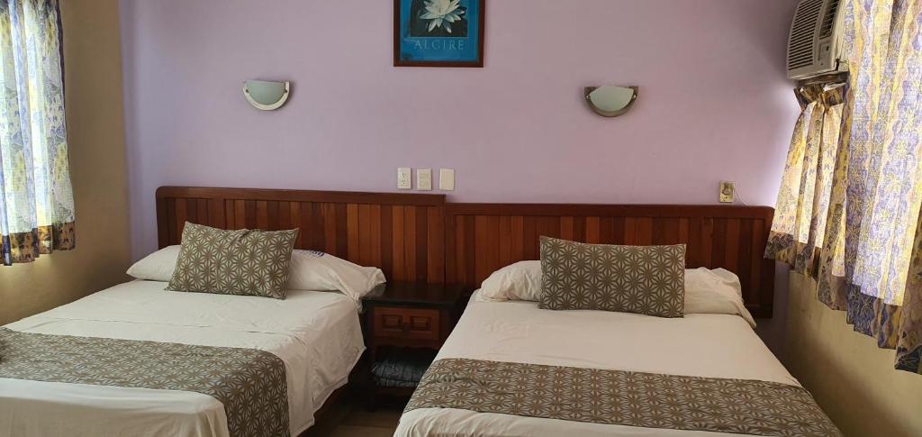 Postel nebo postele na pokoji v ubytování Hotel El Faro Malecon