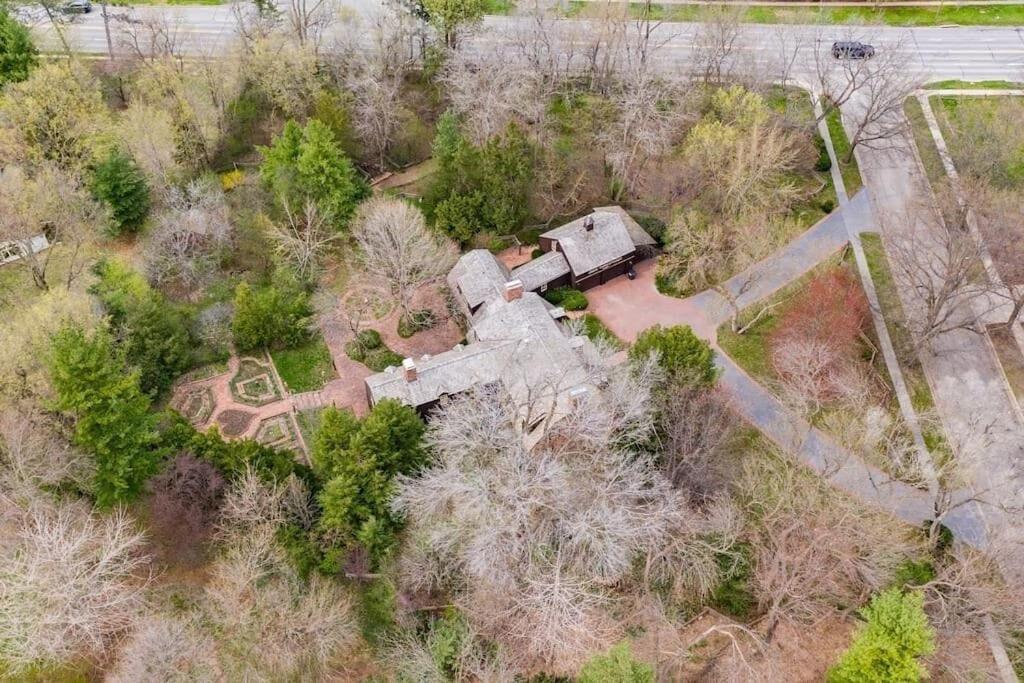 Beautiful in town acreage - Housity