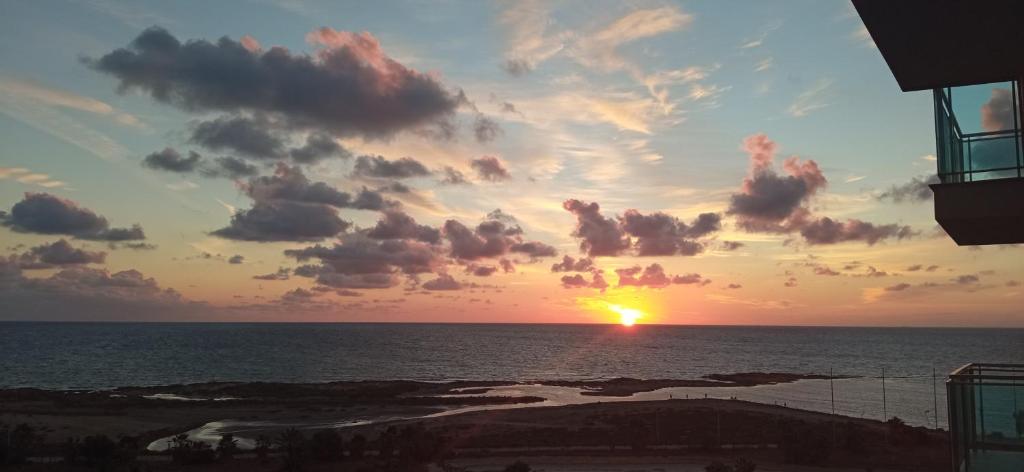 zachód słońca nad oceanem z zachodem słońca w obiekcie Veneziola Amazing Views w mieście La Manga del Mar Menor