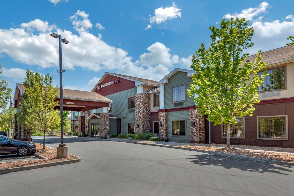 a view of a street at a hotel at Best Western PLUS Victor Inn & Suites in Victor