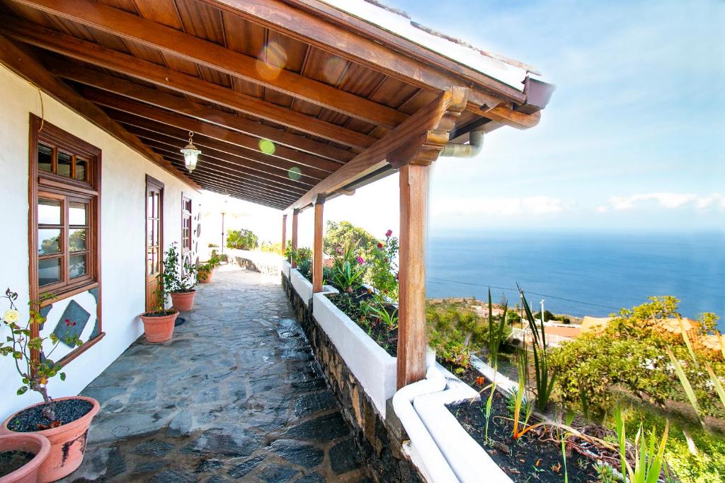 - une terrasse couverte offrant une vue sur l'océan dans l'établissement Casas los Alisios II, à Los Quemados