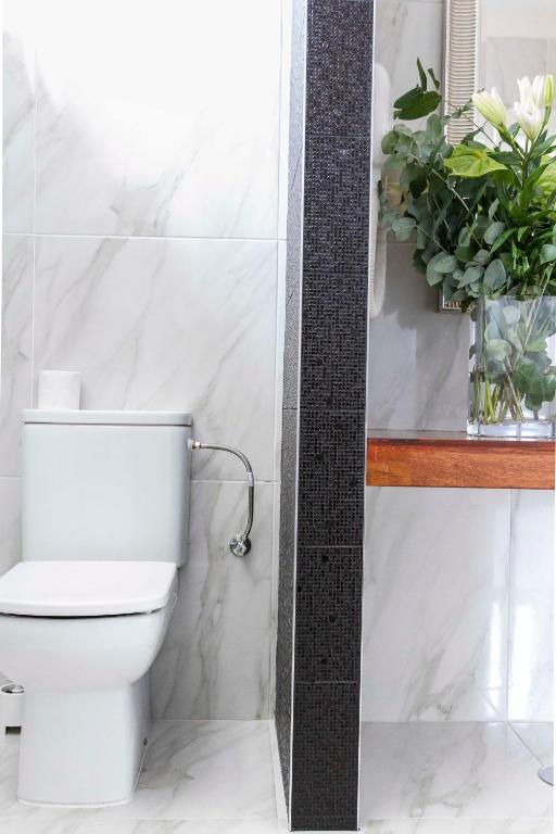 Koupelna v ubytování Villa con piscina privada Palmeras Home