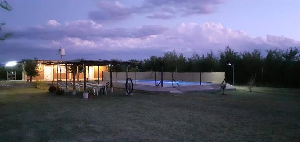 - Vistas nocturnas a un patio trasero con una tienda en CABAÑAS SOL Y LUNA en San Rafael