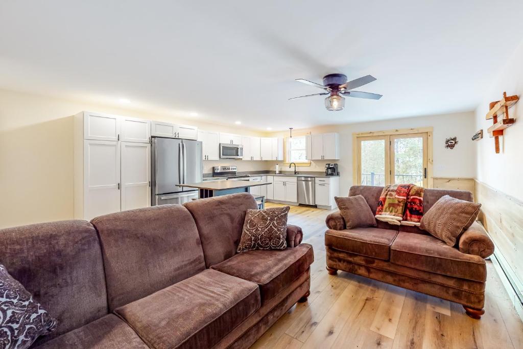 uma sala de estar com dois sofás e uma cozinha em Lakeview Heights em Greenville