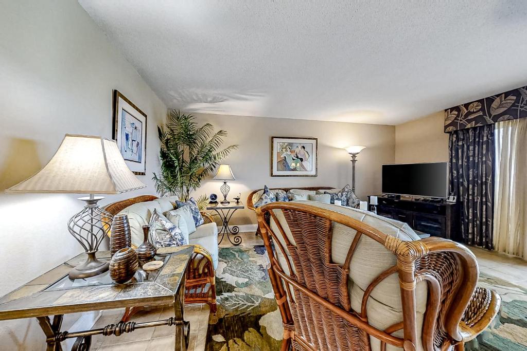 克利尔沃特Tropical Paradise的客厅配有桌子和藤椅