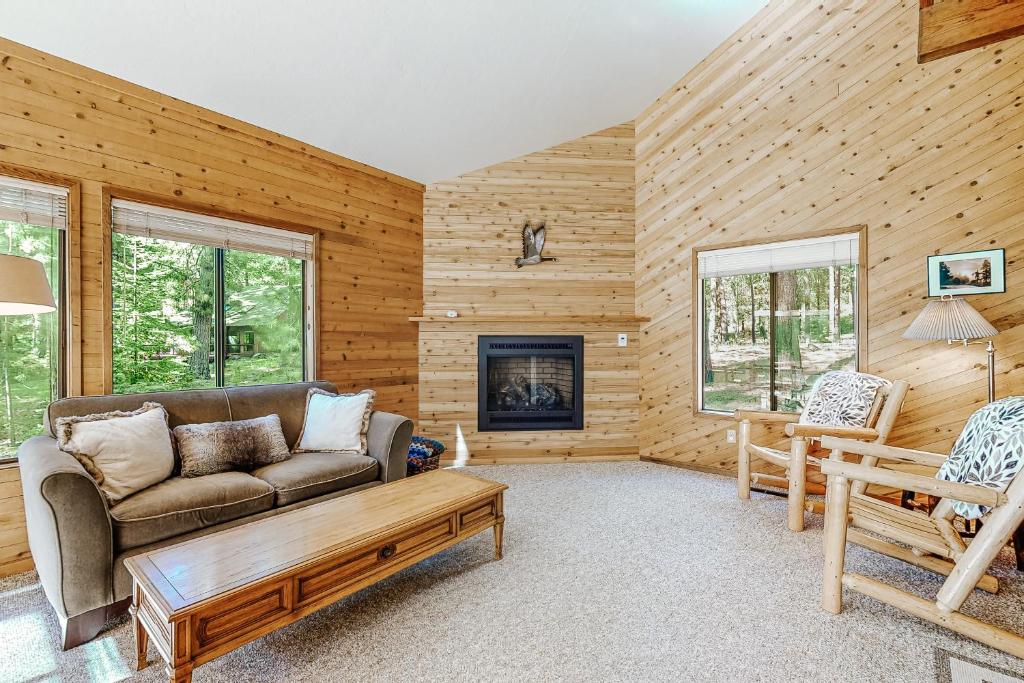 a living room with a couch and a fireplace at Bitter Root Cabin - SM 10 in Black Butte Ranch