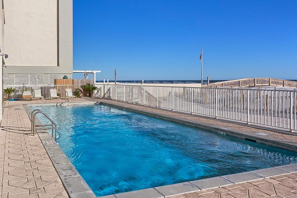 una piscina frente a un edificio en Caribbean Condominiums, en Gulf Shores
