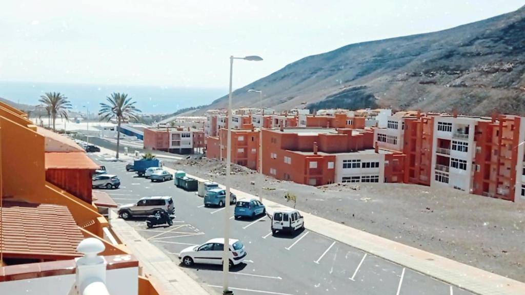 uma vista para uma rua com carros e edifícios em Apartamento Sol y MAR em Morro del Jable