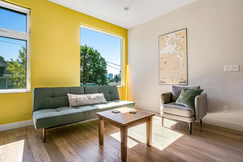 ein Wohnzimmer mit einem Sofa und einem Stuhl in der Unterkunft Capitol Hill Vista in Seattle