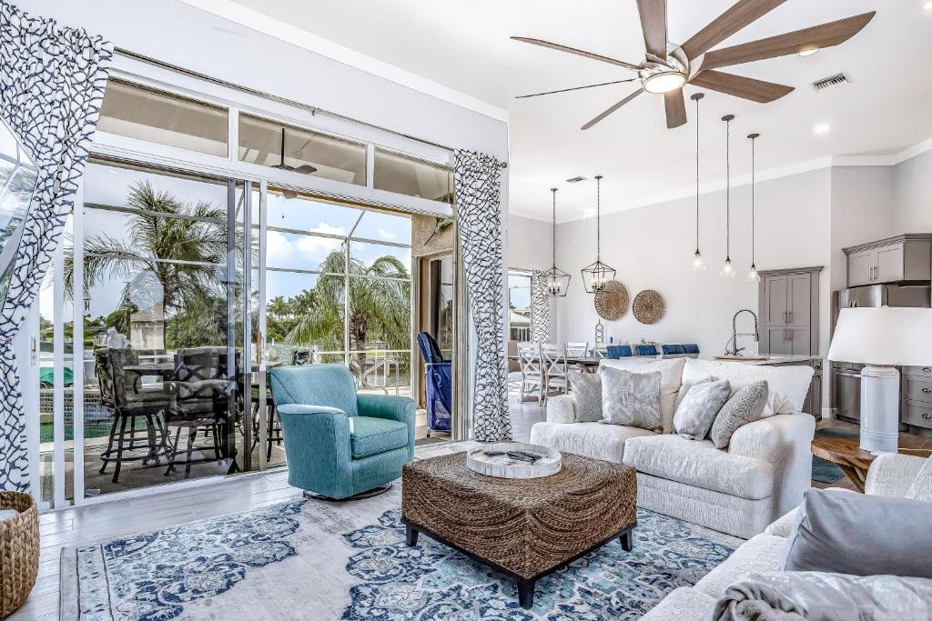 ein Wohnzimmer mit Sofa und Tisch in der Unterkunft Galleon's Treasure in Marco Island